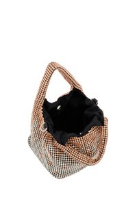 Metallisk mesh håndtaske med en sort stofindvendig, der har en slouchy form, dobbelte håndtag og en blanding af sølv- og rosaguld-elementer.