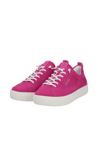 Rosa Wildlederschuhe mit weißen Schnürsenkeln und einer strukturierten Gummisohle. Mit Branding an der Seite und einem runden Zehenbereich.