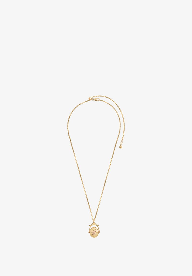 Collana d'oro con una sottile catena e un pendente ovale, inciso con una lettera e decorazioni. Texture liscia e finitura lucida.