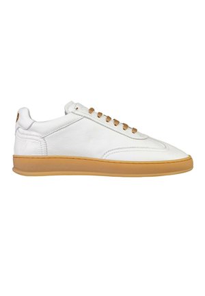 Sneaker in pelle bianca a taglio basso con lacci marrone chiaro e suola in gomma color caffelatte, mostrata in profilo dal lato destro.