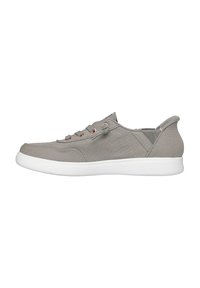 Sneaker grigio in tela con suola in gomma bianca, punta tonda e occhielli in metallo. Presenta accenti a contrasto e un design a profilo basso.