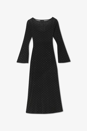 Robe noire à manches longues avec un décolleté en nageur, présentant un buste ajusté et des manches évasées, ornée de pois blancs sur l'ensemble.