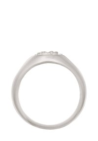 Hõbedane sõrmus, millel on ümar bänd ja tekstuuriga lillemotiiv ülaosas. Pind on sile ja poleeritud viimistlusega.