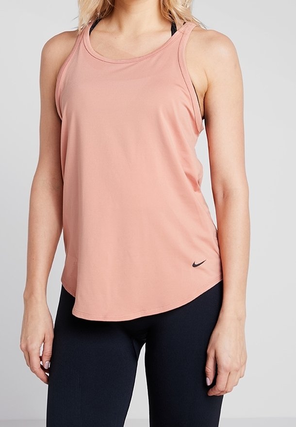 Débardeur de sport rose clair en tissu respirant, avec un col rond et un logo Nike noir sur le côté inférieur gauche.