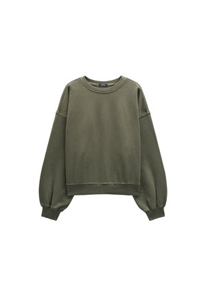 Oliwkowa bluza z okrągłym dekoltem, z długimi bufkowymi rękawami oraz ściągaczami na mankietach i na dole, prezentowana na białym tle.