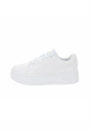 Baskets en cuir blanc avec une texture lisse, des détails perforés, un col rembourré et une épaisse semelle blanche. Présente un petit logo sur le côté.