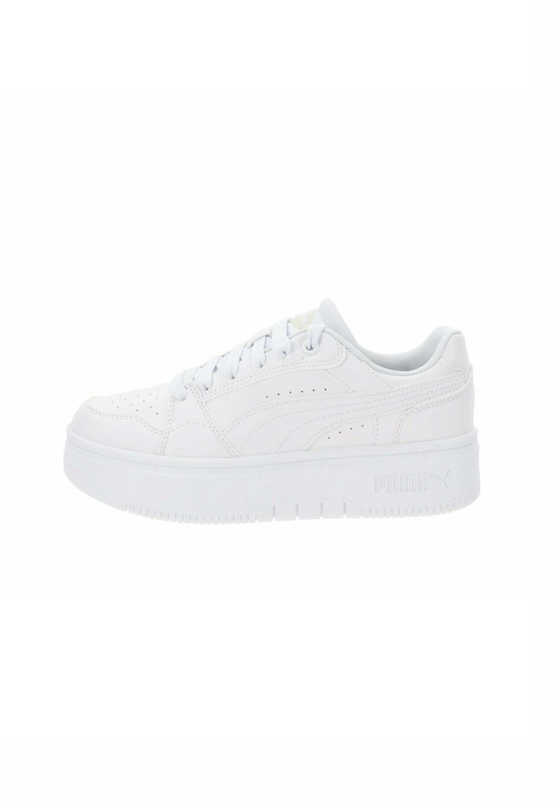 Sneaker bianco in pelle con una texture liscia, dettagli perforati, colletto imbottito e una suola spessa bianca. Presenta un piccolo logo sul lato.
