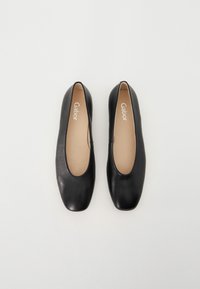 Ballerines noires en cuir avec un bout arrondi et une ouverture élastiquée. Doublure intérieure douce et logo Gabor discret sur la semelle intérieure.