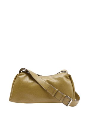 Mała oliwkowozielona skórzana torba na ramię z regulowanym paskiem i srebrną klamrą na białym tle.