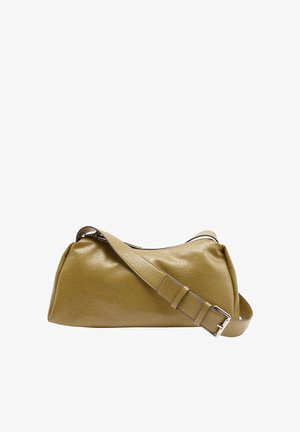 Mała oliwkowozielona skórzana torba na ramię z regulowanym paskiem i srebrną klamrą na białym tle.