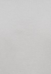 Απλή υφή υφάσματος σε ανοιχτό γκρι χρώμα με απαλό και λείο πλεκτό μοτίβο, ομοιόμορφα κατανεμημένο σε όλη την επιφάνεια.