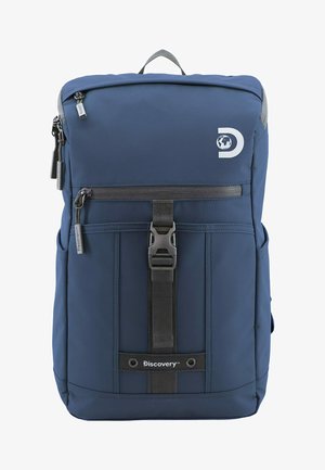 Zaino blu navy con forma rettangolare, realizzato in tessuto resistente. Presenta una tasca frontale con zip, spallacci regolabili e un logo sulla parte anteriore.