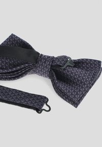 Granatowy muszka w wzory, wykonana z tkaniny; posiada pleciony wzór z purpurowymi akcentami. Zawiera czarny, regulowany pasek.