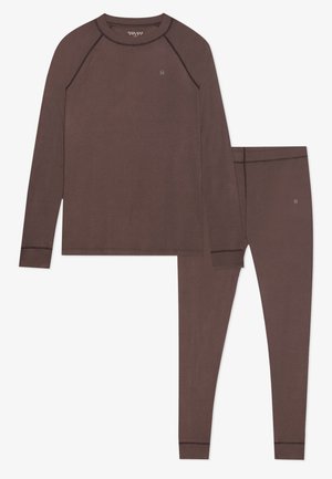 Top marrón de manga larga con mangas raglán y pantalones ajustados a juego. Textura suave con un discreto detalle de logo, que presenta un ribete de contraste.