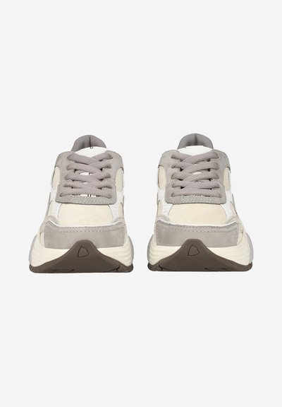 Sneaker bianche e grigie caratterizzate da un mix di materiali scamosciati e in rete, lacci tondi e una suola in gomma testurizzata con un accento triangolare.