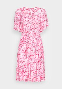 Blommönstrad klänning i nyanser av rosa och vitt, med korta fladderärmar, smockad midja och en utsvängd kjol med knälång fåll.