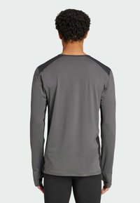 Adidas Terrex Topper langermet - grey six