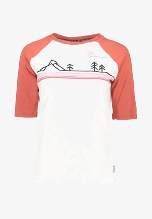 T-shirt blanc et rouille à manches raglan avec graphique montagne, arbre et ligne en forme de cœur sur la poitrine.
