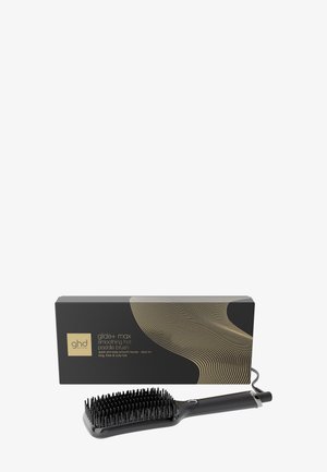 Czarna gorąca szczotka prostująca ghd glide+ max z włosiem, obok czarno-złotego pudełka na białym tle.