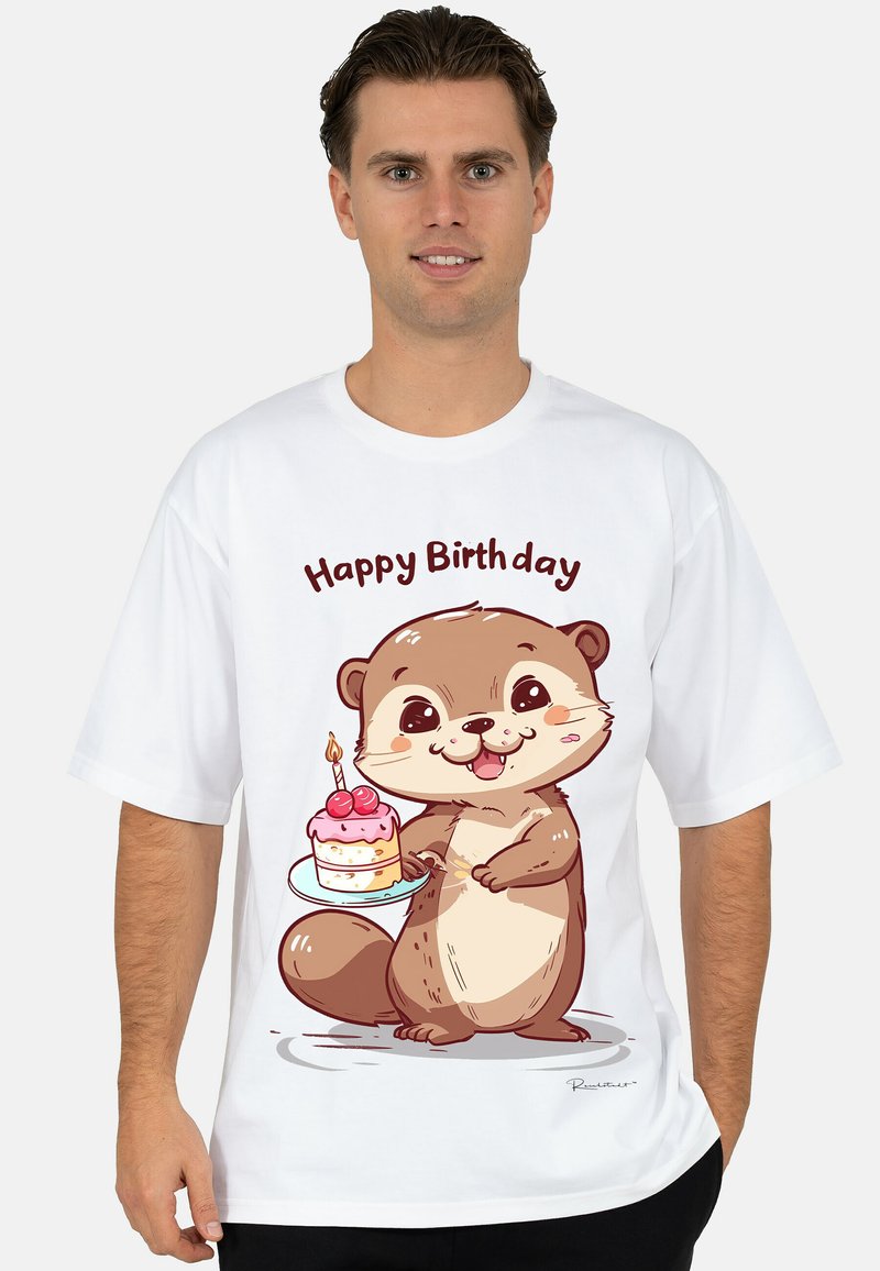 Wit katoenen T-shirt met een cartoonotter die een verjaardagstaart vasthoudt, met daarboven de tekst "Happy Birthday Day" in het bruin.