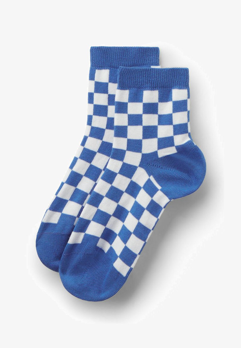 Paire de chaussettes courtes avec un motif à carreaux bleu et blanc, talon, pointe et bord-côte bleu uni.