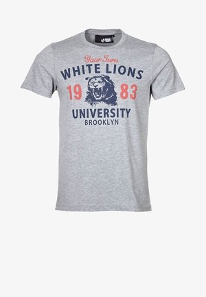 Szara koszulka bawełniana z grafiką lwa, z napisami "Twój Ruch", "BIAŁE LWY", "1983" oraz "UNIWERSYTET BROOKLYN" w czerwonym i granatowym kolorze.