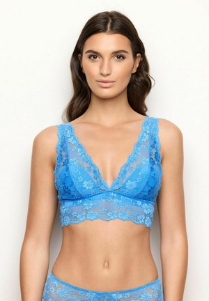 Blauwe kant bralette met een V-hals ontwerp en geschulpte randen. Zachte textuur met bloemenpatronen, aangevuld met bijpassende kantafwerking en band.