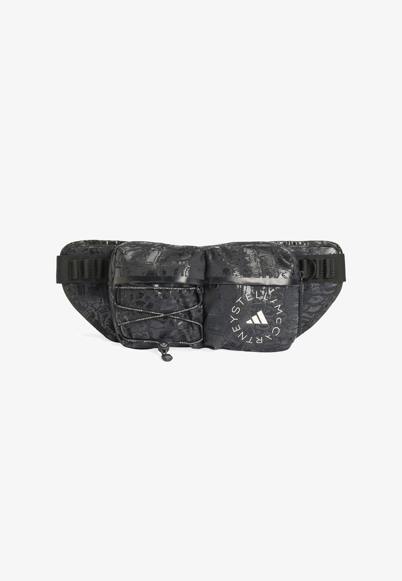 Černá ledvinka vyrobená z lesklého, texturovaného materiálu se dvěma předními kapsami, potiskem loga a nastavitelným pásem pro bezpečné uchycení.