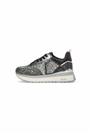 Sneakers glitterati con design nero e argento, dotati di una suola bianca spessa, materiale sintetico e accenti metallici sui lati.