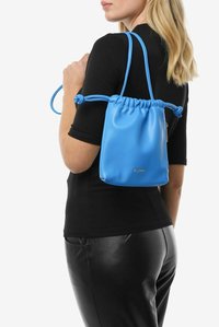 Borsa a secchiello in pelle sintetica blu con chiusura a coulisse e manici annodati, texture liscia, piccolo dettaglio di branding dorato sul davanti.