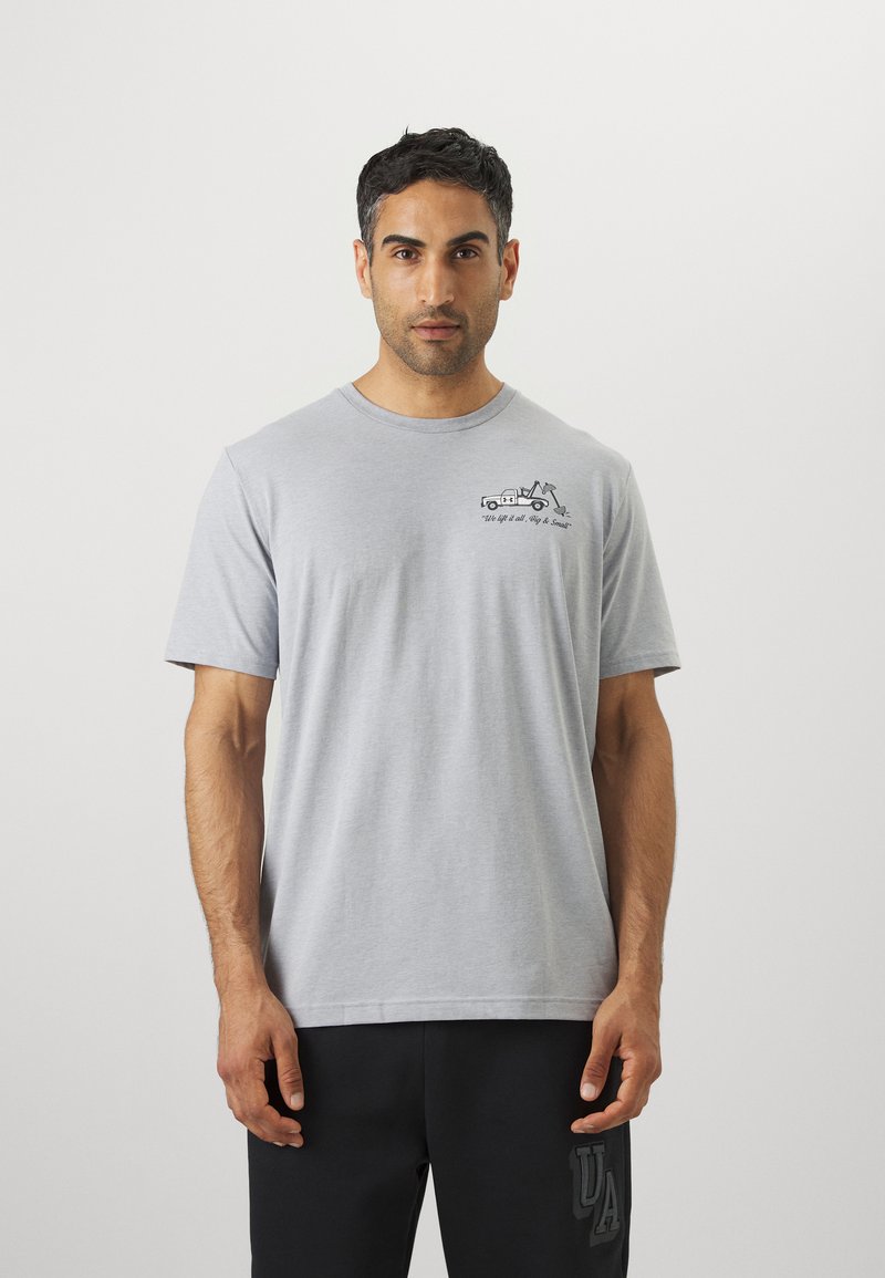 T-shirt en coton gris avec des manches courtes et un col rond, présentant une impression graphique d'un véhicule et du texte à l'avant.