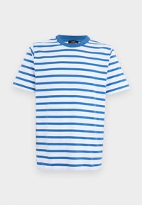 Λευκό κοντομάνικο t-shirt με στρογγυλή λαιμόκοψη, με ομοιόμορφες οριζόντιες μπλε ρίγες, απλωμένο επίπεδα σε ανοιχτό φόντο.