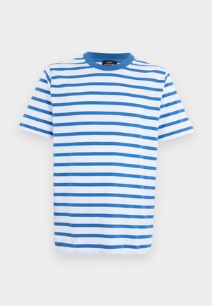 Camiseta blanca de manga corta con cuello redondo y rayas horizontales azules uniformemente espaciadas, mostrada extendida sobre un fondo claro.