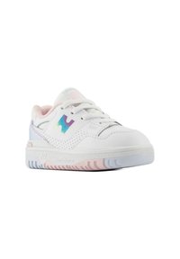 Weißer Sportschuh mit durchbrochenem Design, schimmernden Akzenten, rosa und blauer Sohle sowie weißen Schnürsenkeln. Besitzt ein Logo an der Seitenfläche.