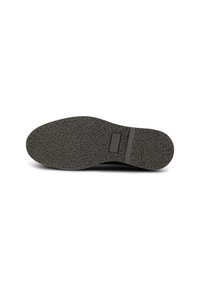 Suela de zapato de goma negra con una superficie texturizada y una ligera curvatura. Presenta un acento de hardware rectangular cerca del talón.