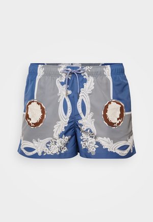 Shorts de bain bleus et gris avec motifs floraux et un blason décoratif. Fabriqués en matériau léger avec un cordon de serrage ajustable.