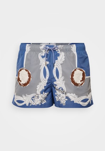 Shorts de bain bleus et gris avec motifs floraux et un blason décoratif. Fabriqués en matériau léger avec un cordon de serrage ajustable.