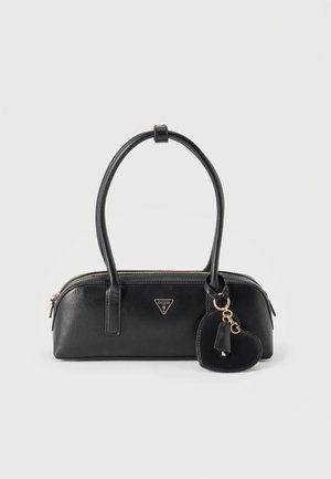 Borsa Guess nera con doppi manici, cerniera dorata, placca con logo triangolare e ciondolo portachiavi a forma di cuore.