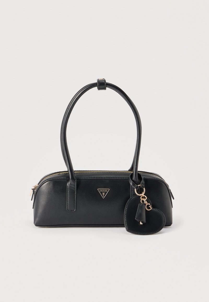Μαύρη τσάντα Guess με διπλές λαβές, χρυστό φερμουάρ, τριγωνική πλακέτα με λογότυπο και μπρελόκ σε σχήμα καρδιάς.