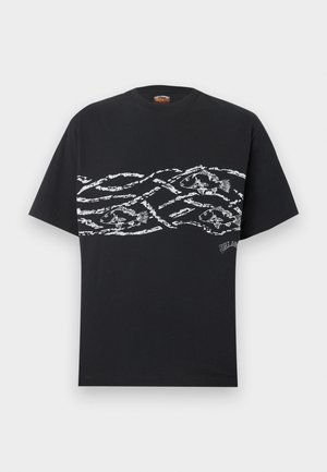 Schwarzes T-Shirt mit kurzen Ärmeln, weißen abstrakten Wellenmustern und Fischillustrationen über der Brust.