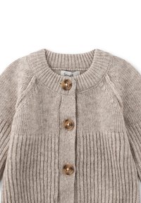 Beige gestrickter Cardigan mit Rippstruktur, rundem Ausschnitt und drei braunen Knöpfen, der ein einfaches und gemütliches Design präsentiert.