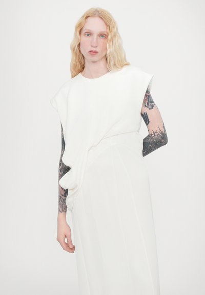 Weißes asymmetrisches Kleid mit sanften Drapierungen, kurzen Ärmeln und glatter Textur, das eine taillierte Taille und fließende Silhouette aufweist.