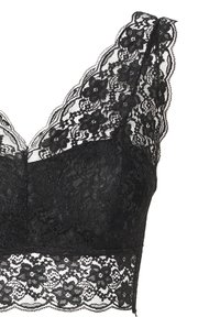 Bralette en dentelle noire avec des motifs floraux délicats, des bords festonnés et une base en tissu noir lisse. Design à couverture partielle avec bretelles ajustables.