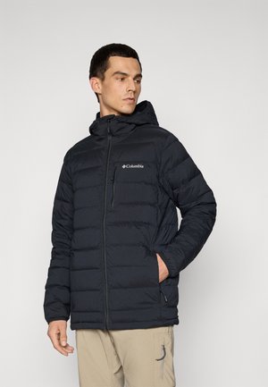 Jachetă puffer neagră cu fermoar în față și glugă. Dispune de un buzunar pe piept cu fermoar, textură matlasată și logo pe partea stângă.