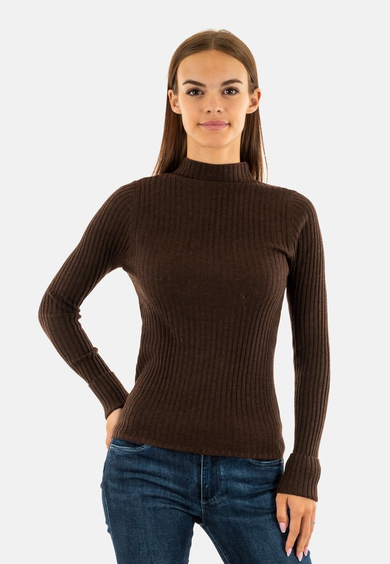 Maglione a collo alto rigato marrone con maniche lunghe, design aderente e tessuto testurizzato. Abbinato a jeans in denim blu.