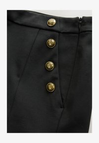 Unselected, black