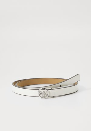 Valge nahkrihm tan sisemusega, millel on ümmargune hõbedane MK logo pandla, peene disain ja sile tekstuur.