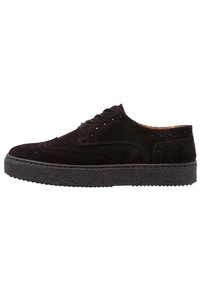 Černé semišové šněrovací boty s brogue detaily, texturovanou gumovou podrážkou a kulatou špičkou. Jednoduchý a klasický design.