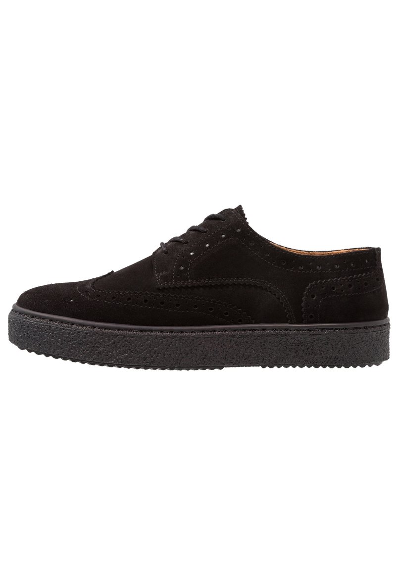 Černé semišové šněrovací boty s brogue detaily, texturovanou gumovou podrážkou a kulatou špičkou. Jednoduchý a klasický design.