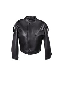 Giacca di pelle nera con colletto alto, bottoni frontali, due tasche sul petto e spalline con dettagli zip.